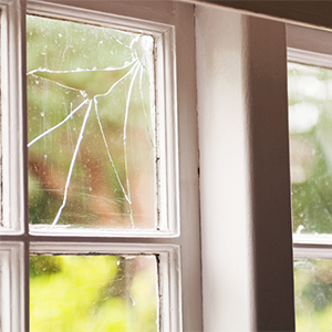 Fenster mit zerbrochenem Glas - Reparaturen
